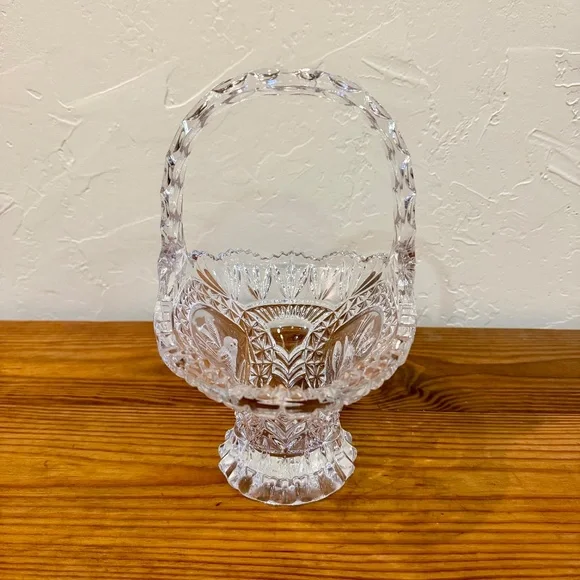 Hofbauer Byrdes Collection Crystal 11” Deep Basket with Bird Medallion - Picture 8 of 10